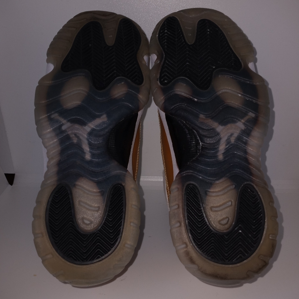 Metallic gold and white air jordan 11 - Picture 11 of 15